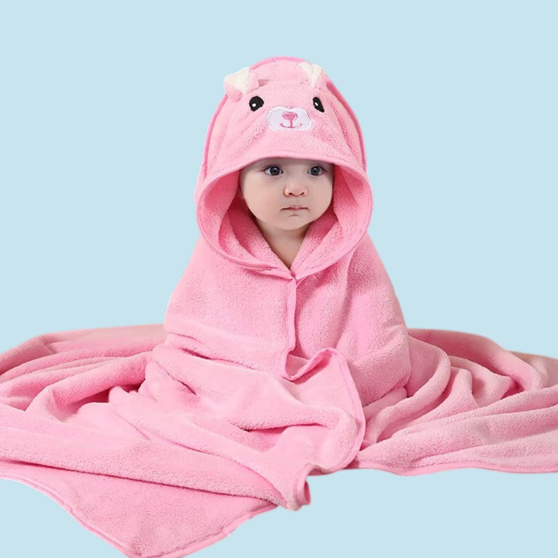 cape de bain bébé rose - vue face fond bleu