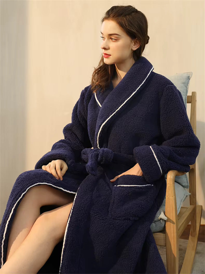 peignoir femme bleu marine assise